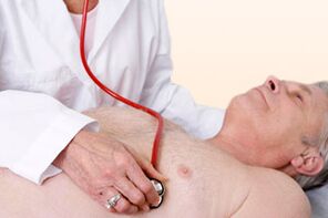 magas vérnyomásban szenvedő beteget vizsgáló orvos